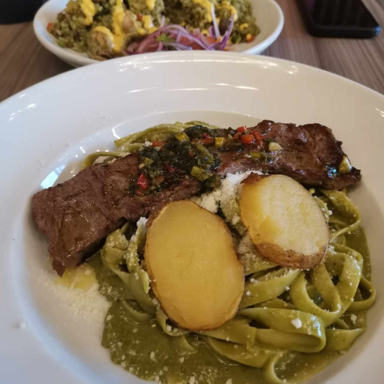 Churrasco con pasta al pesto