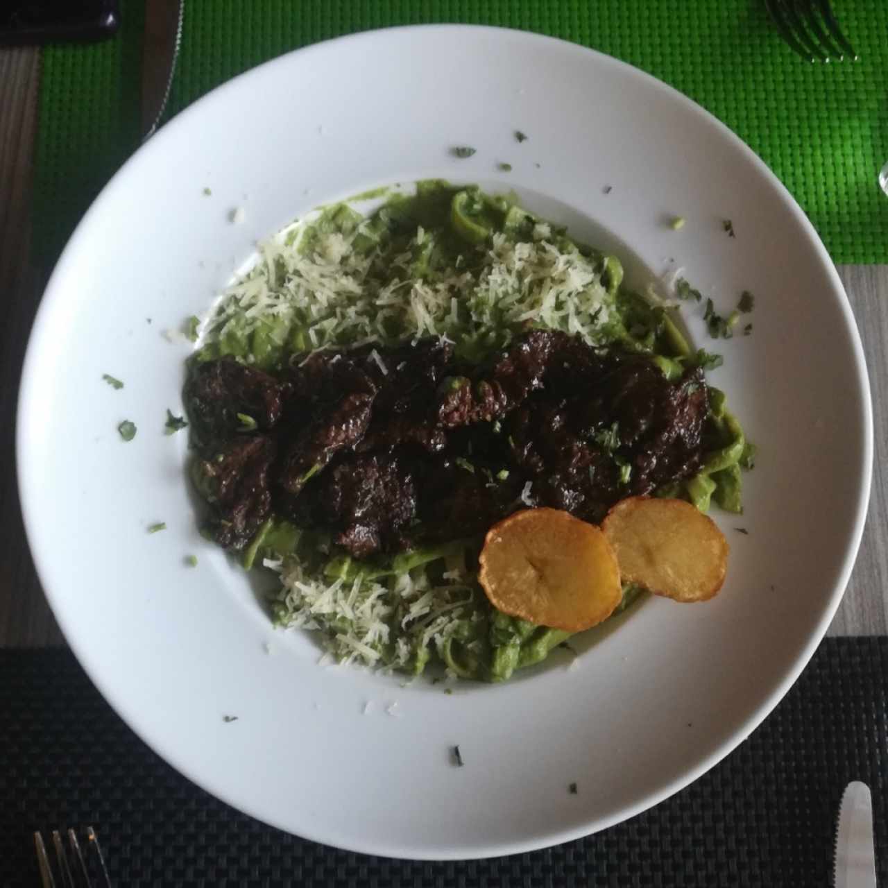 tallarines verde con churrasco