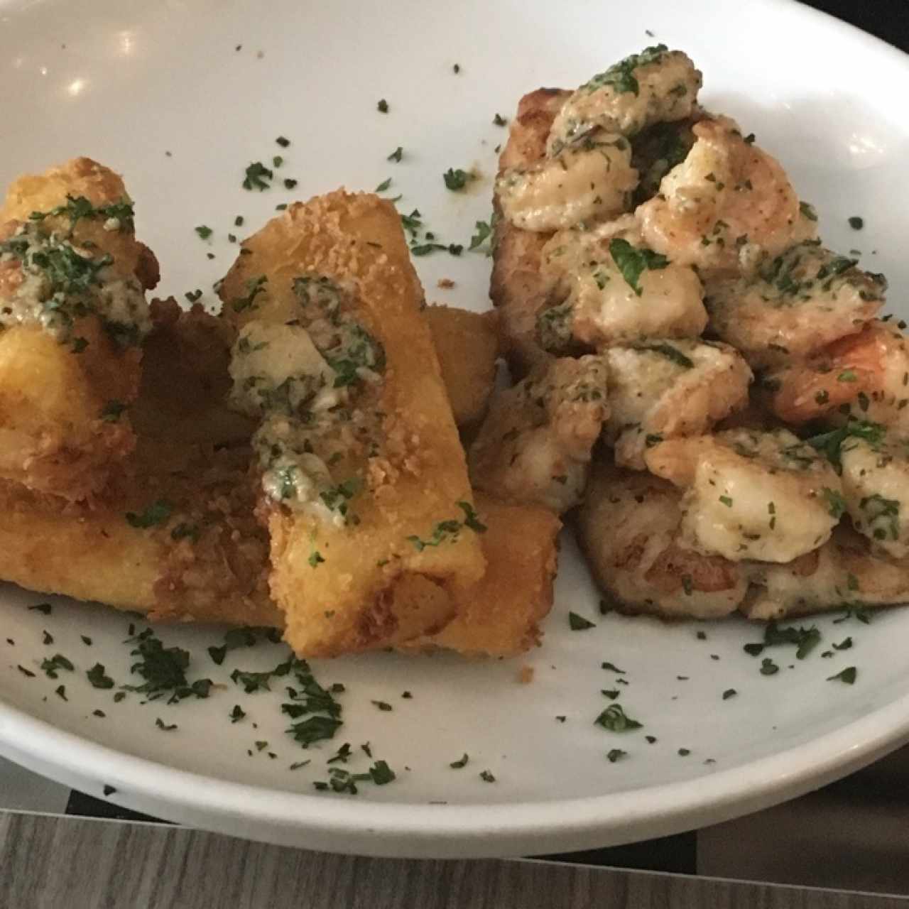 filete de pescado con camarones al ajillo