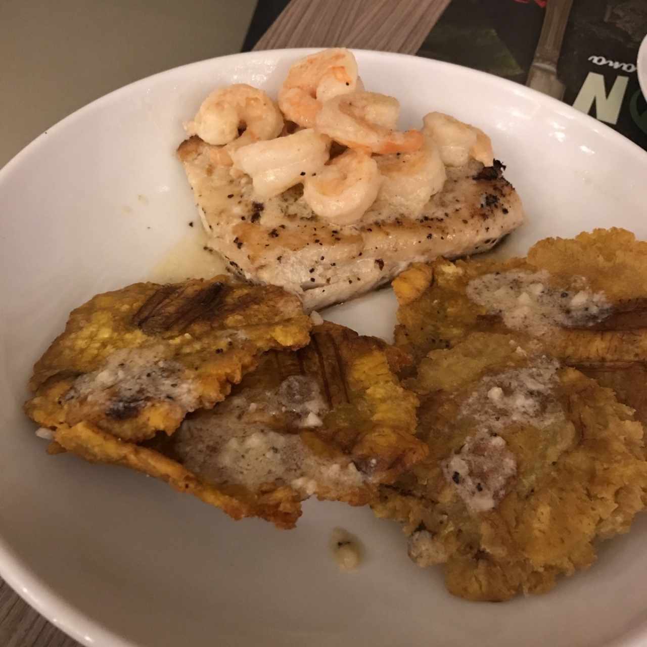 Corvina con camarones al ajillo y patacones