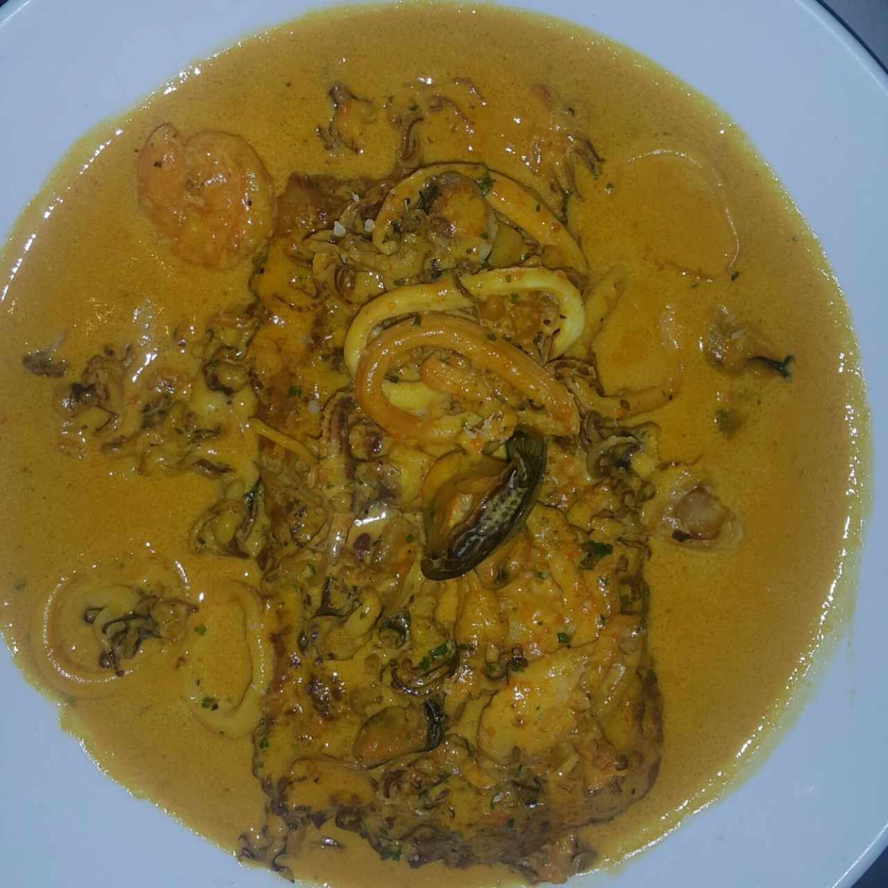 filete de pescado con calamares y camarones