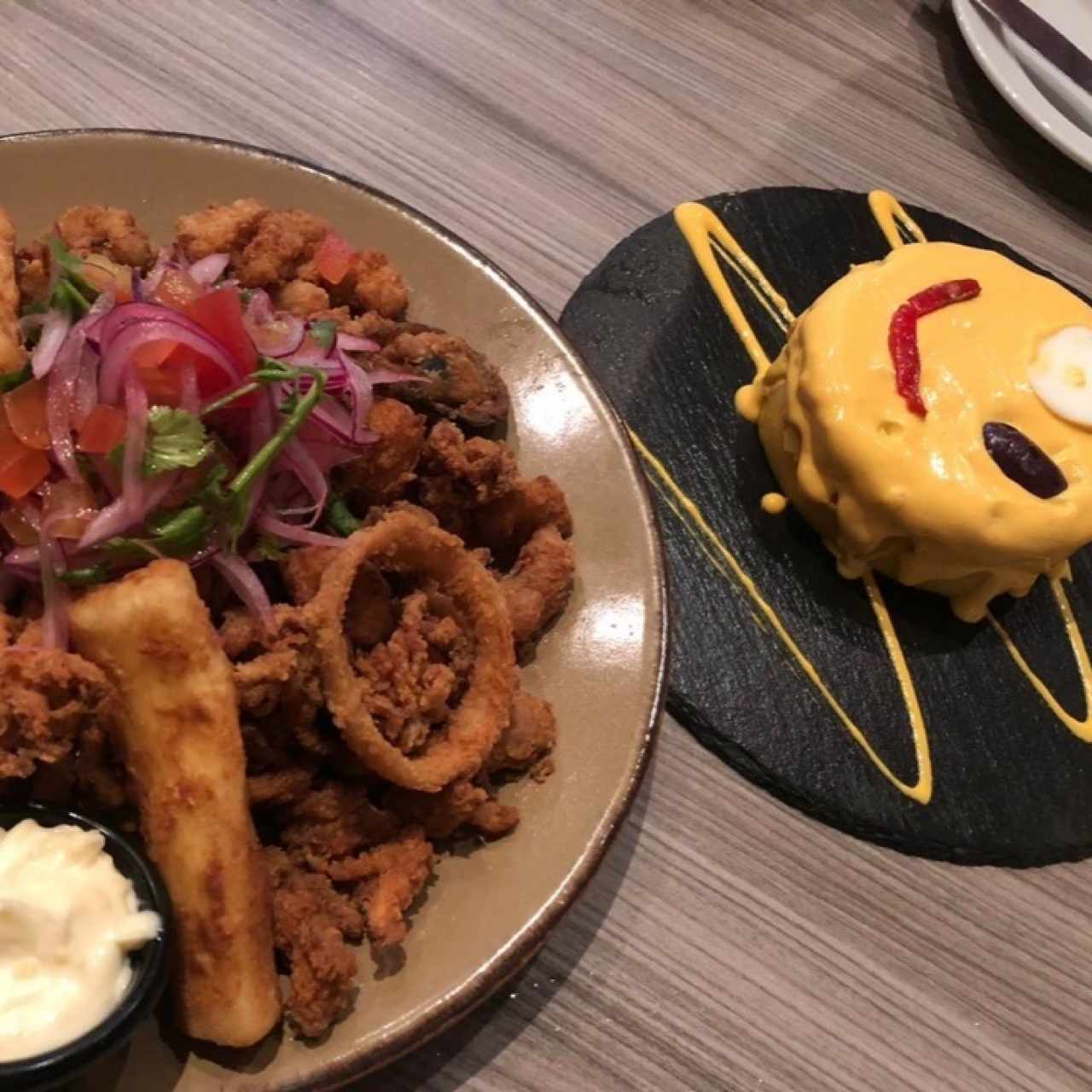 Jalea de Mar con Causa de Camarones