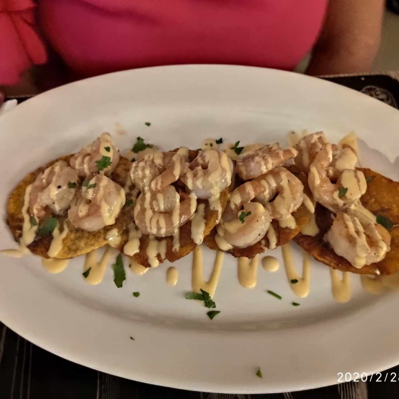 patacones con camarones al ajillo