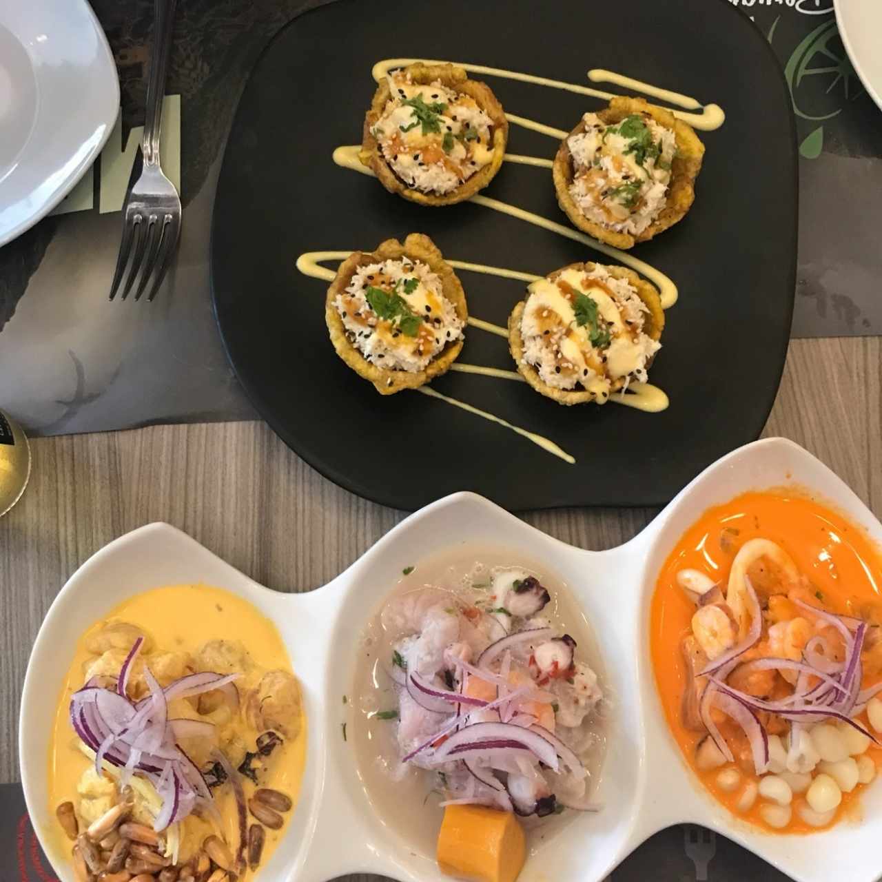 patacones de cangrejo y ceviche mixto