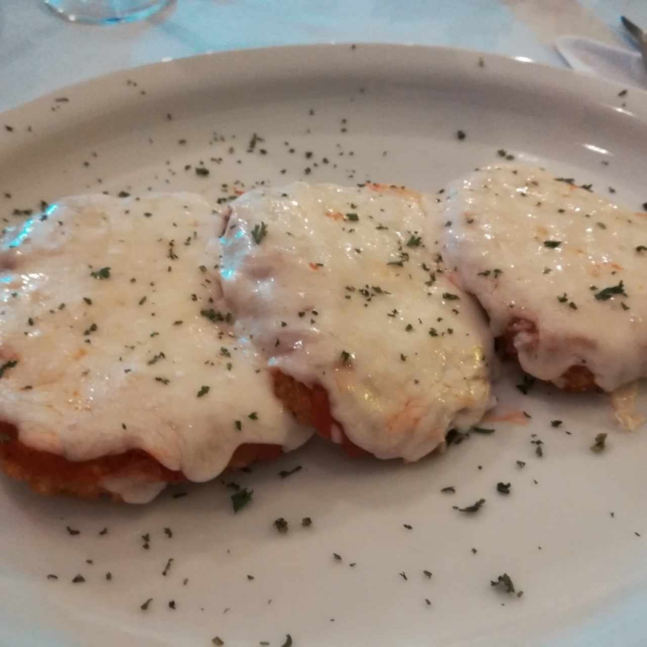 Berenjenas Apanadas con salsa de tomate y cubiertas con Queso Mozzarela