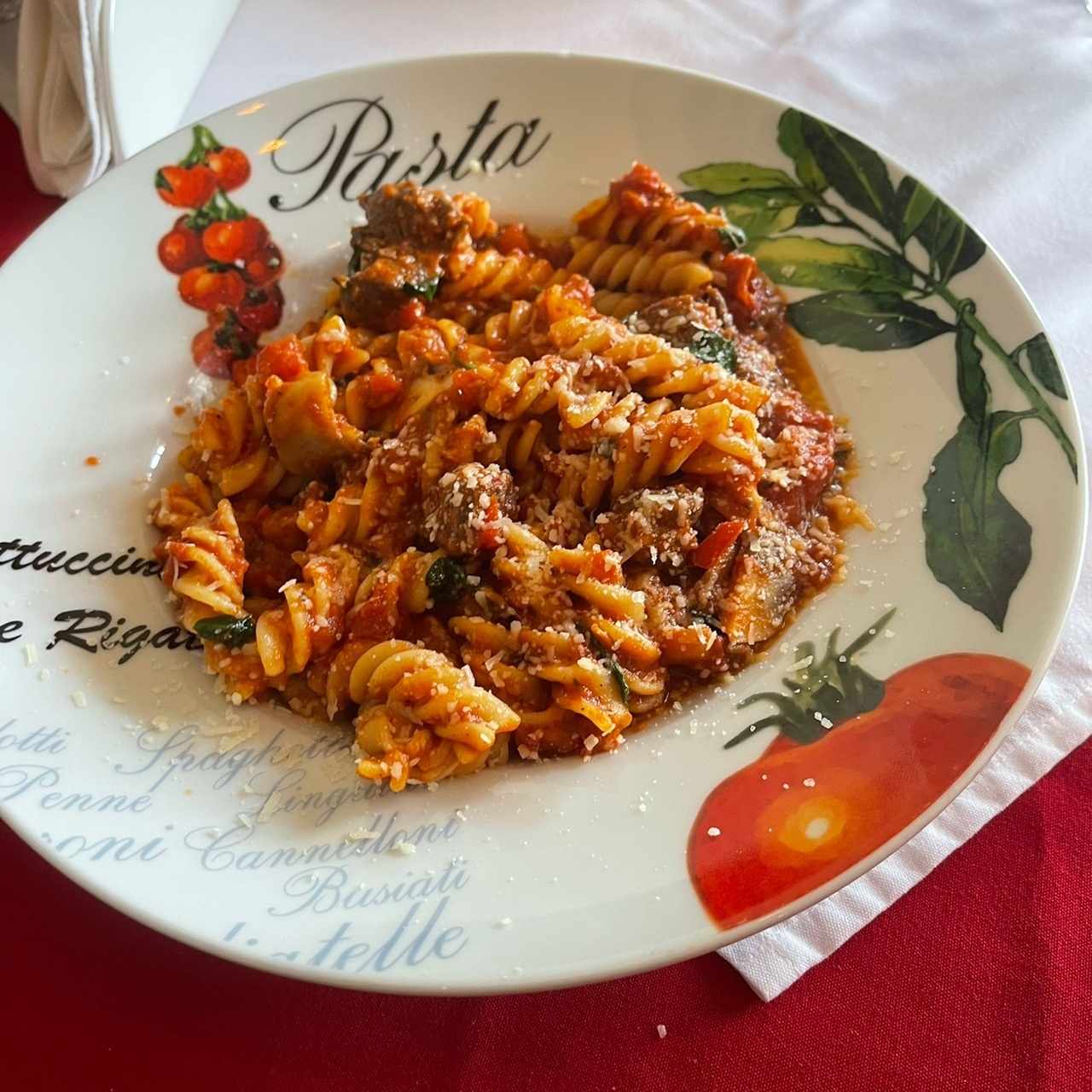 Pasta con trizos de carne y hongos