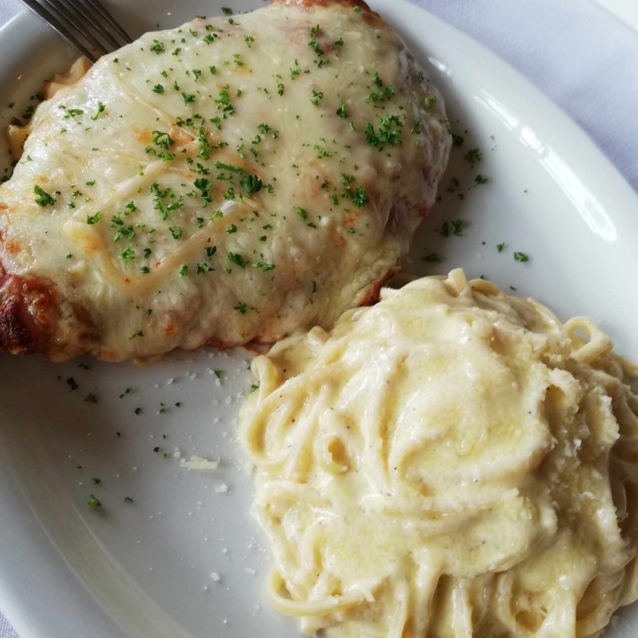 Milanesa con pasta a la crema