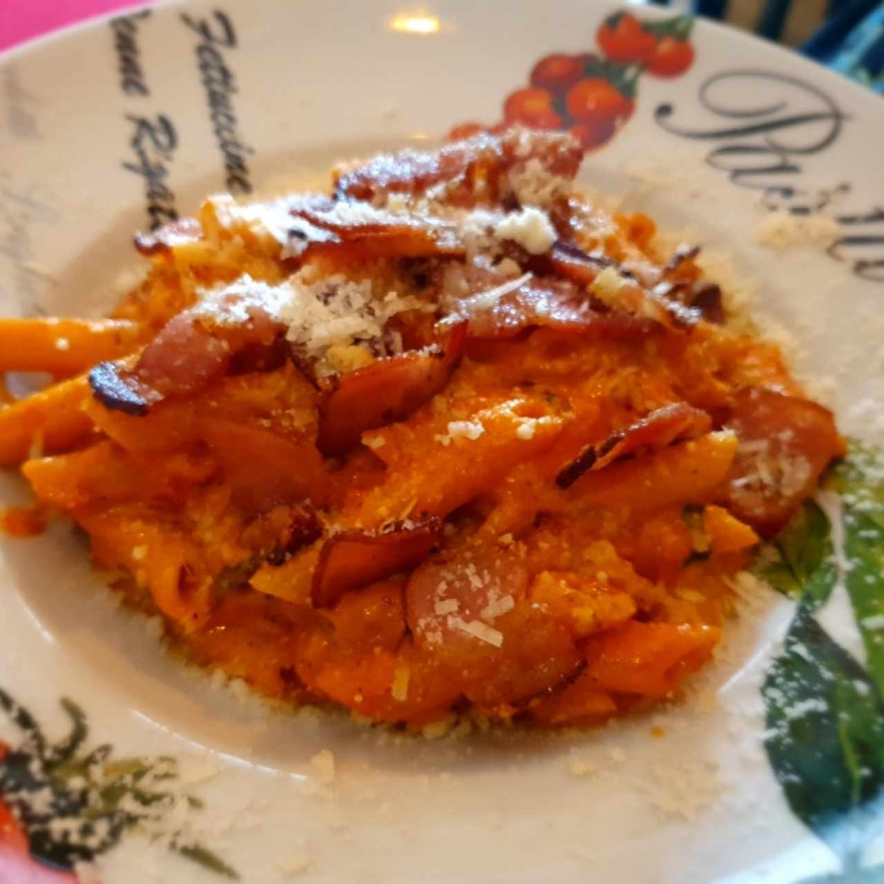 Penne all'amatriciana rosa