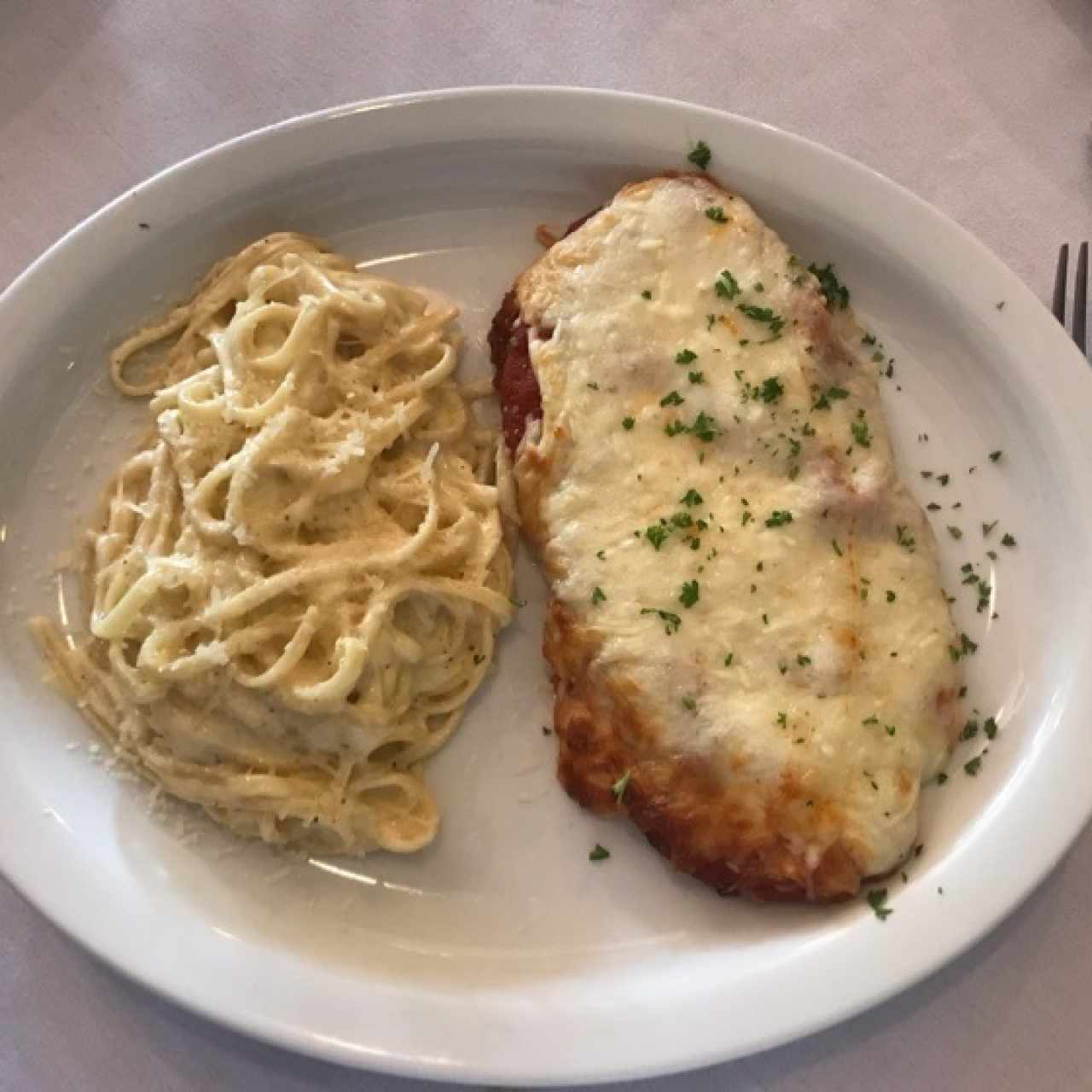 Milanesa de pollo a la parmigiana con pasta a la crema