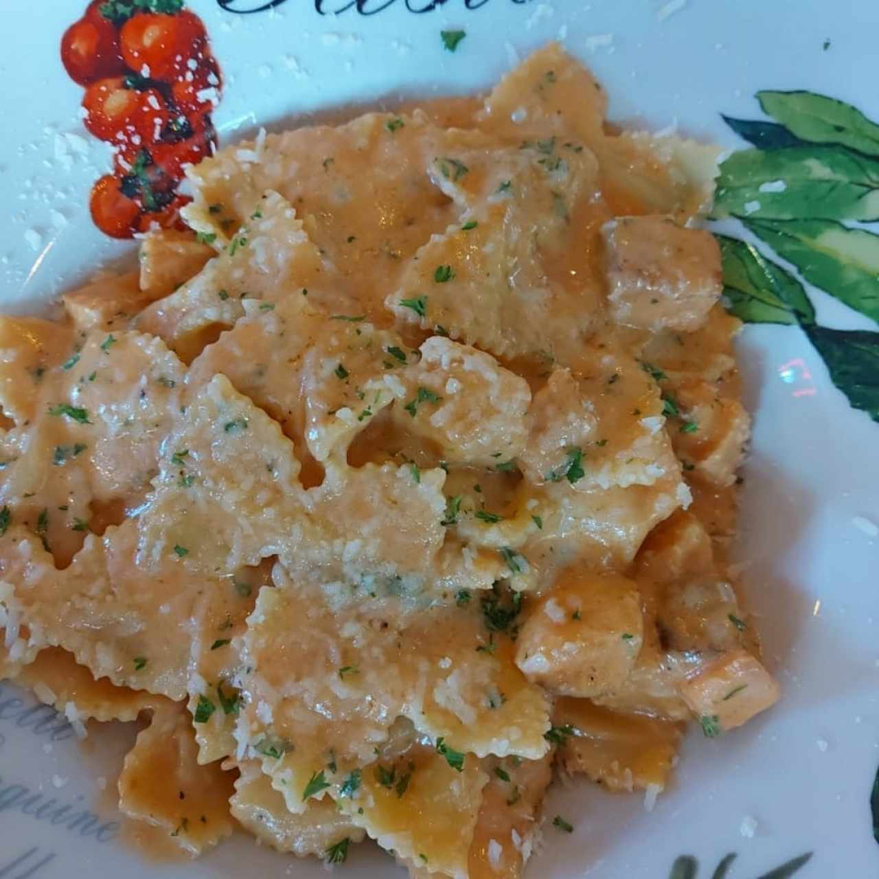 Farfalle con salmón en salsa rosada