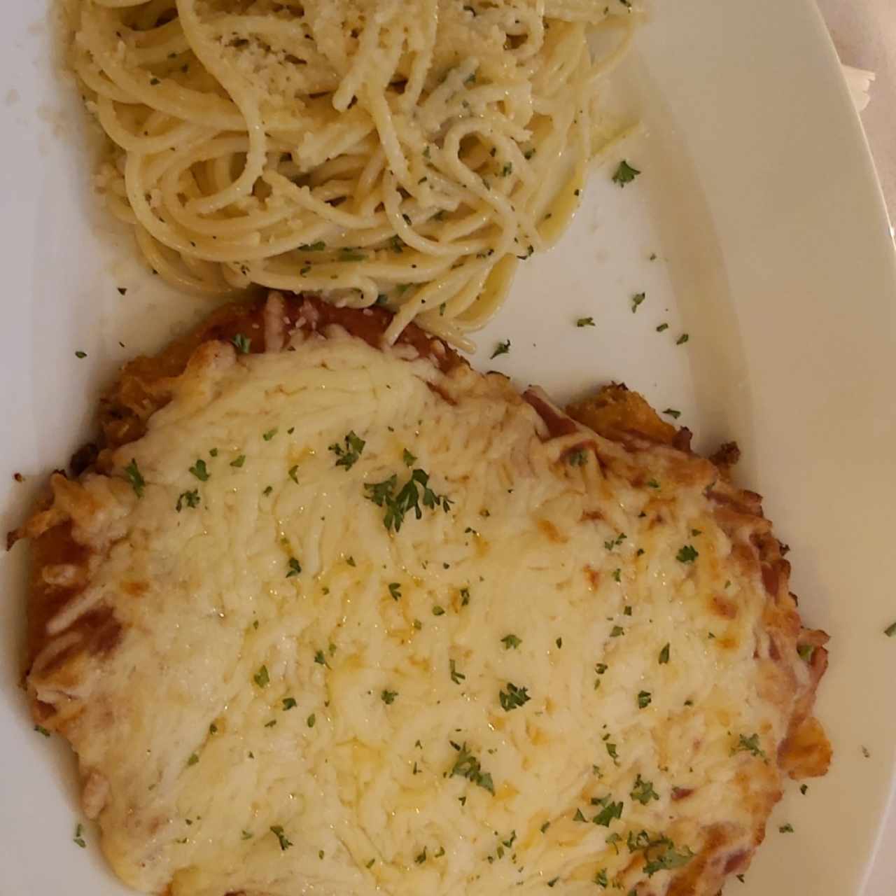 pollo parmiggiana con pasta al óleo 