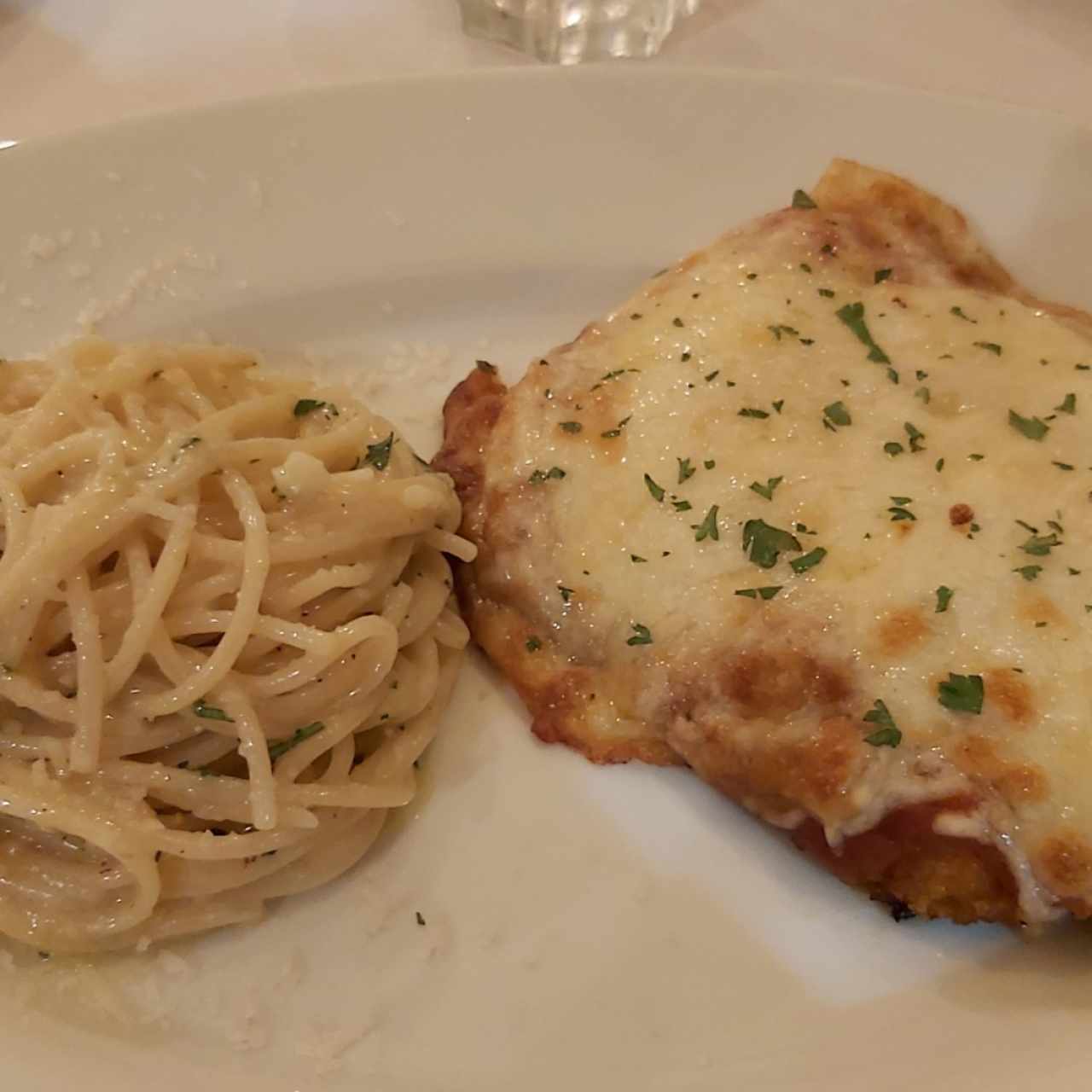 pollo a la parmigiana con pasta al óleo 