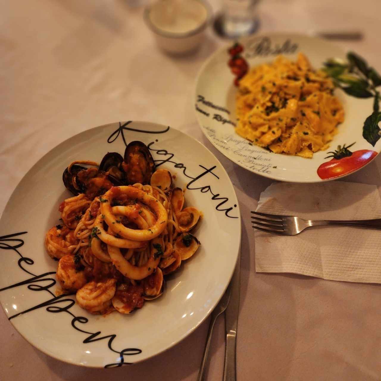 Farfalle Al Salmone e Vodka y Spaguetti Frutti Di Mare delicioso