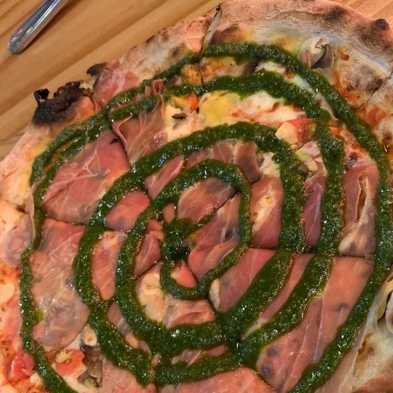 Arma su Pizza😋, hongos, alcachofras, tomates cherry, jamon Serrano, Pesto