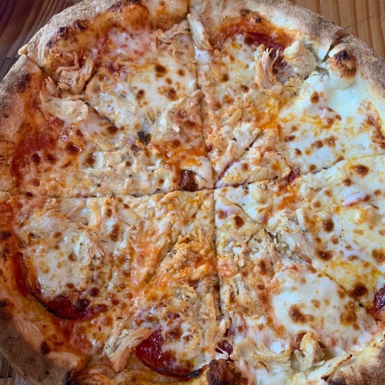 Pizza de pollo y chorizo español