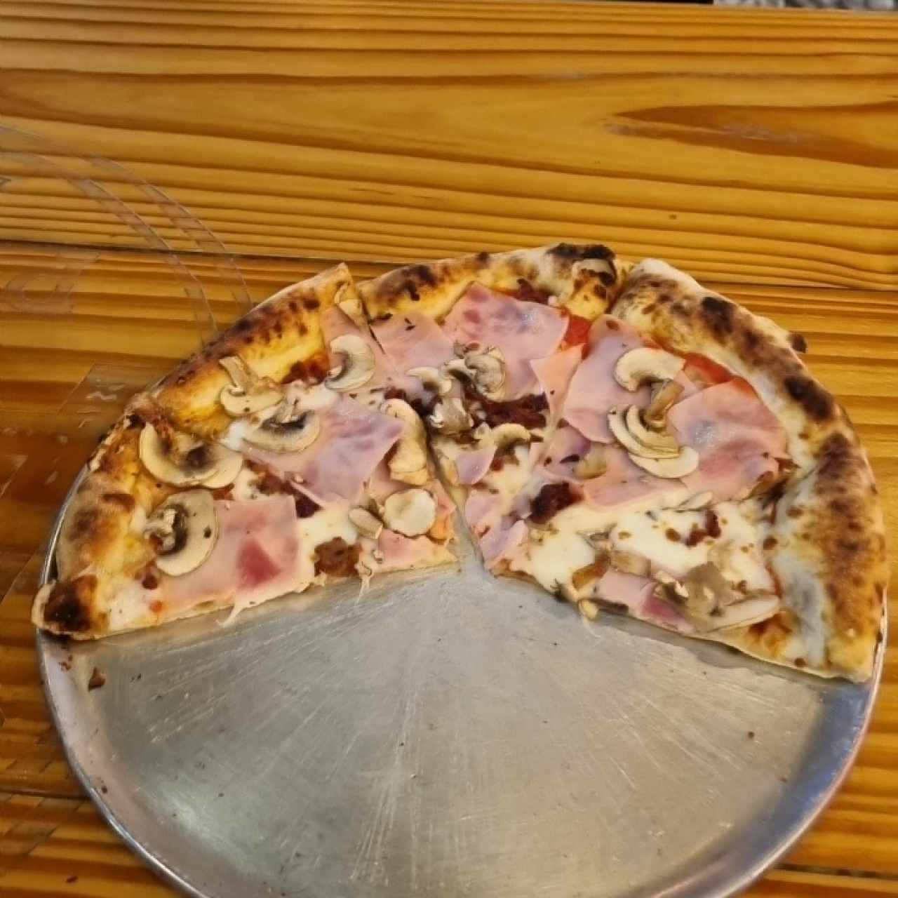 pizza jamón, hongos y tocino 