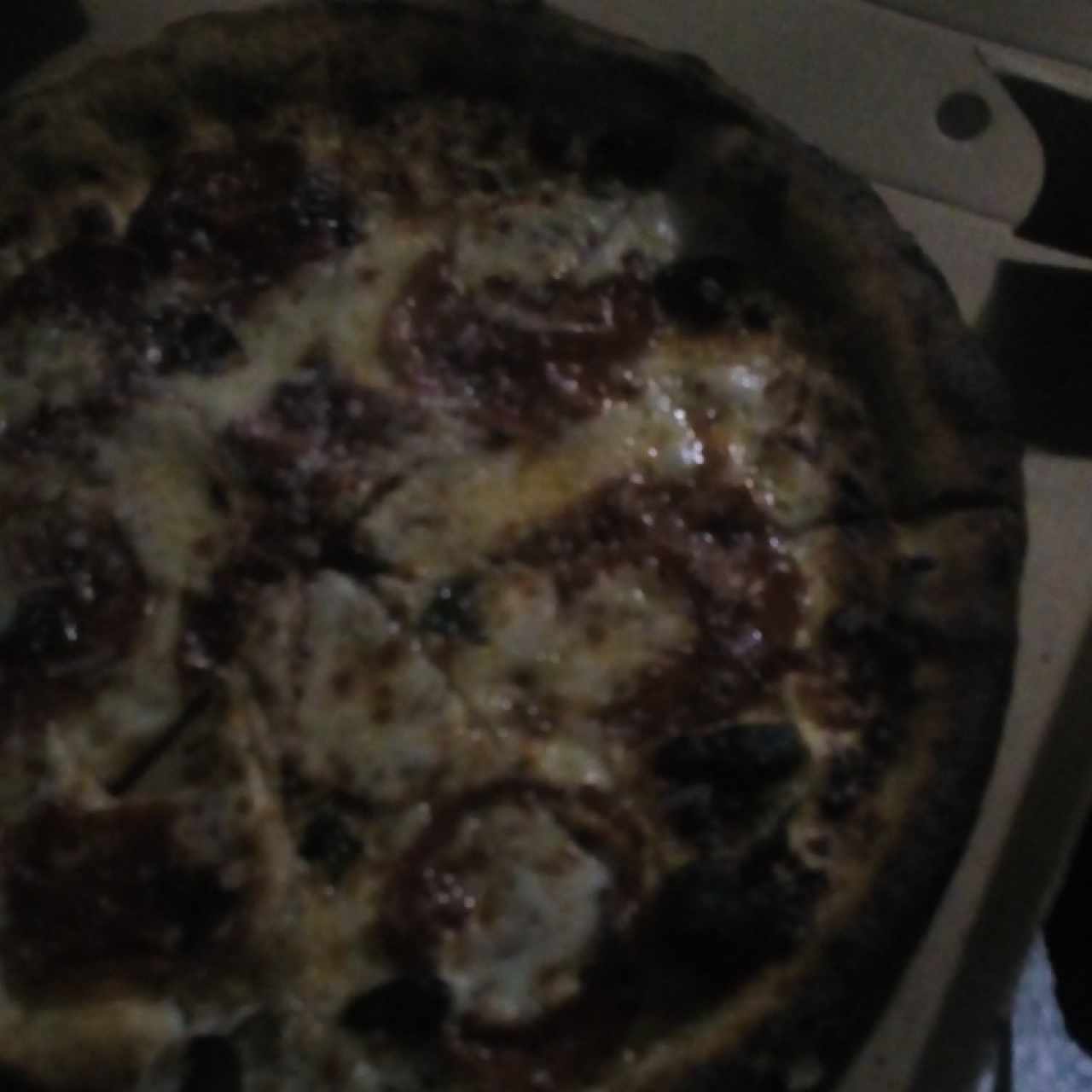 PIZZA ROJAS - POCOTONA... quemada...de veras q ha decaído en comparación a cuando empezaron