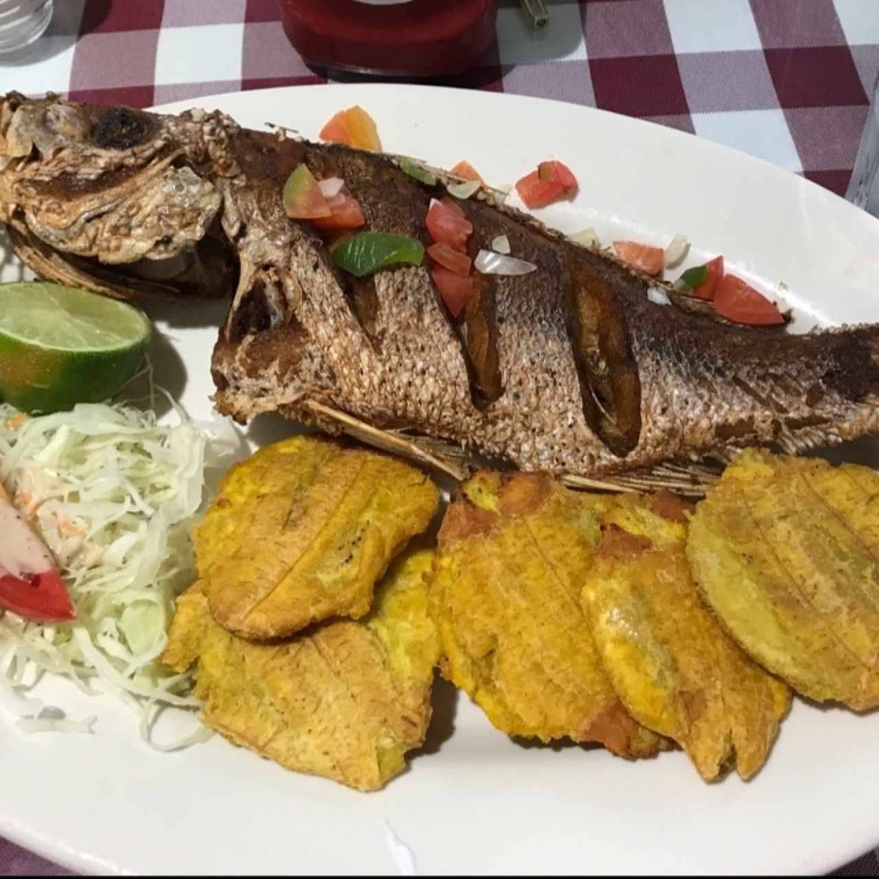 Pargo rojo frito con patacones 