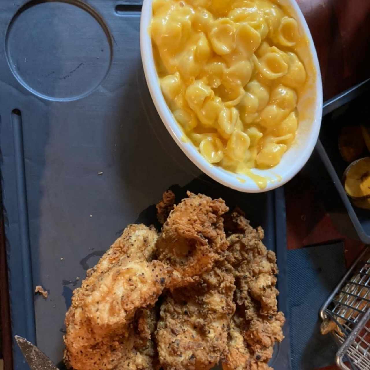 Pollo Grumpy con Mac & Cheese 