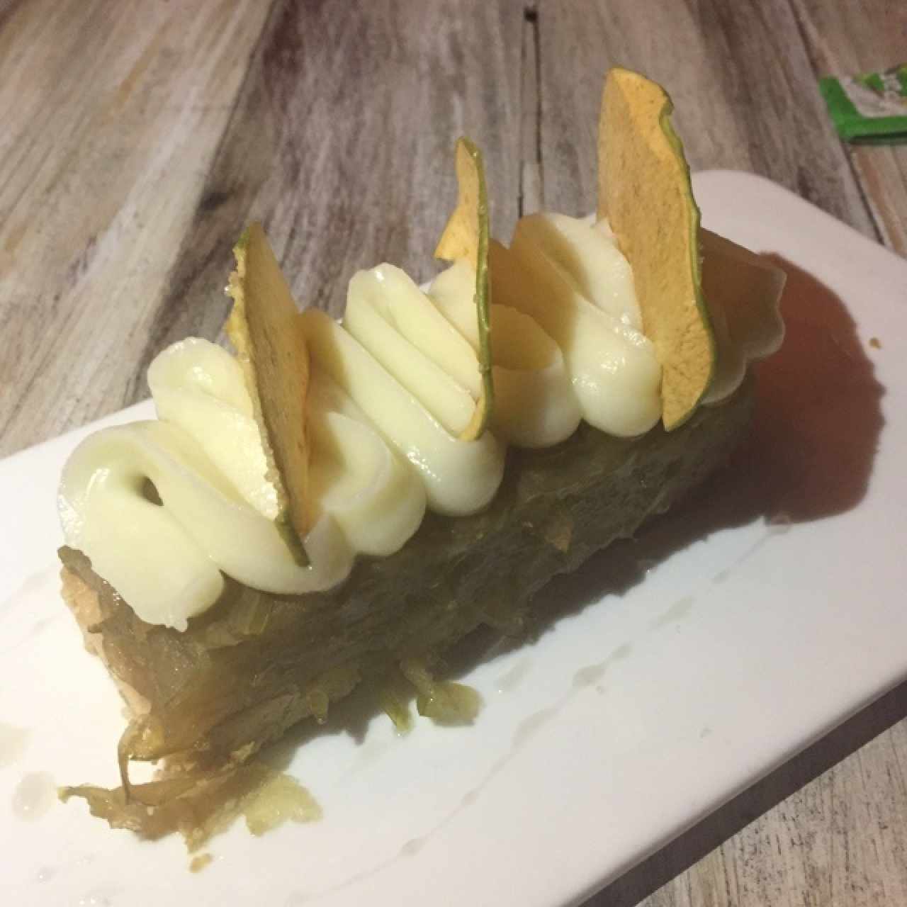 dulce de manzana en milhojas con jarabe de ron abuelo