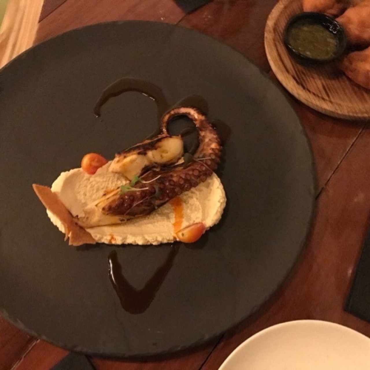 pulpo con hummus 