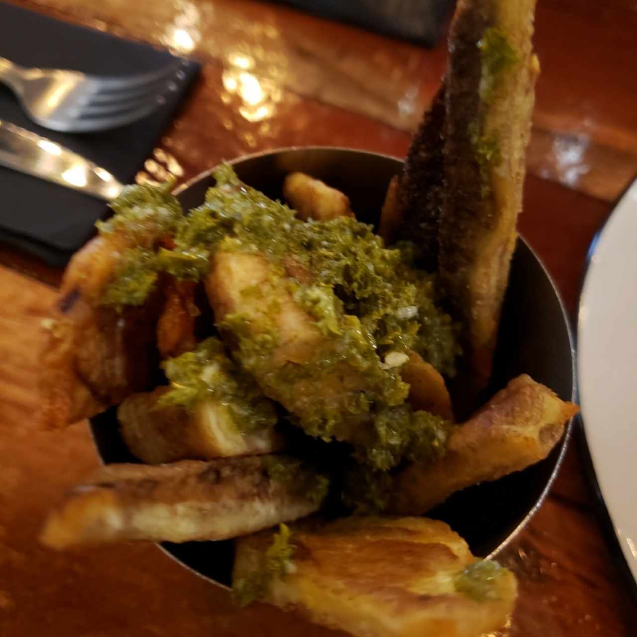 Acompañamiento de platanitos con chimichurri