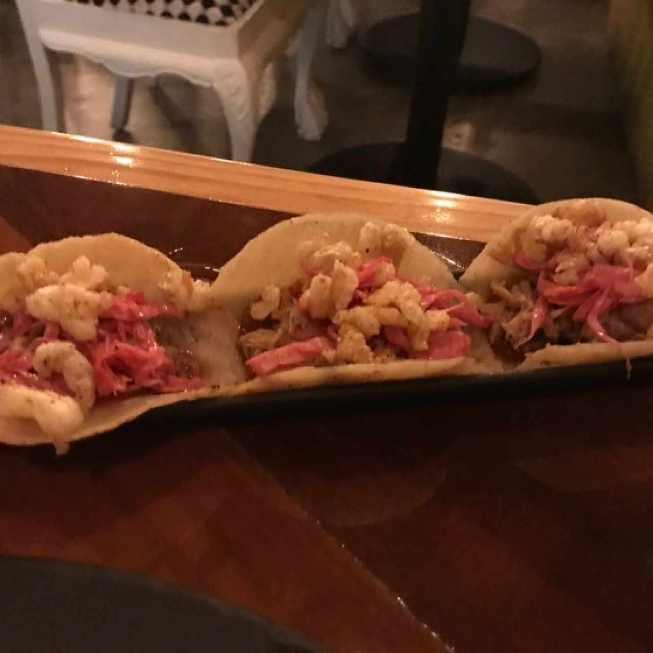 Tacos de pernil con chicharon 