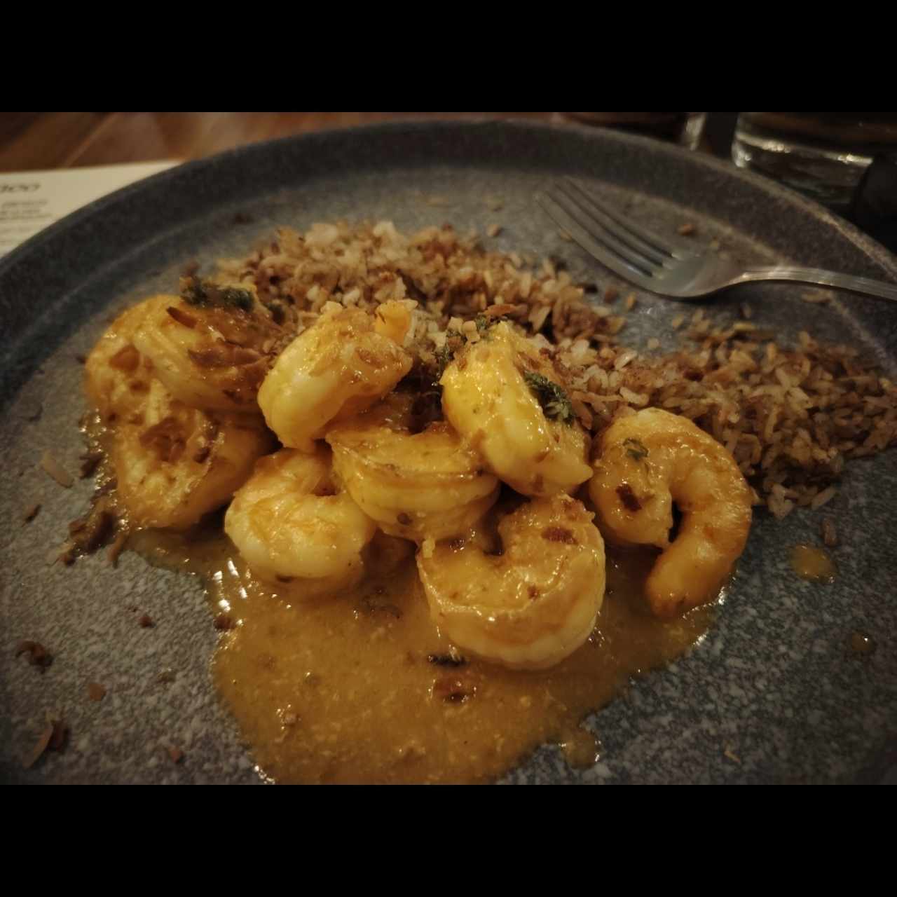 PLATOS FUERTES - CAMARONES ENCOCADOS