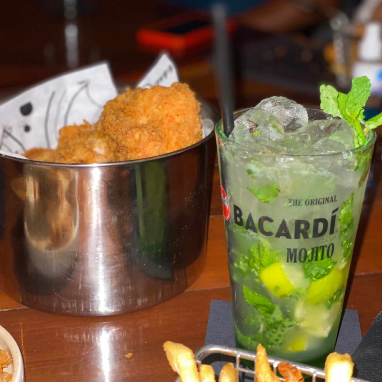 Pollo frito y mojito de limon