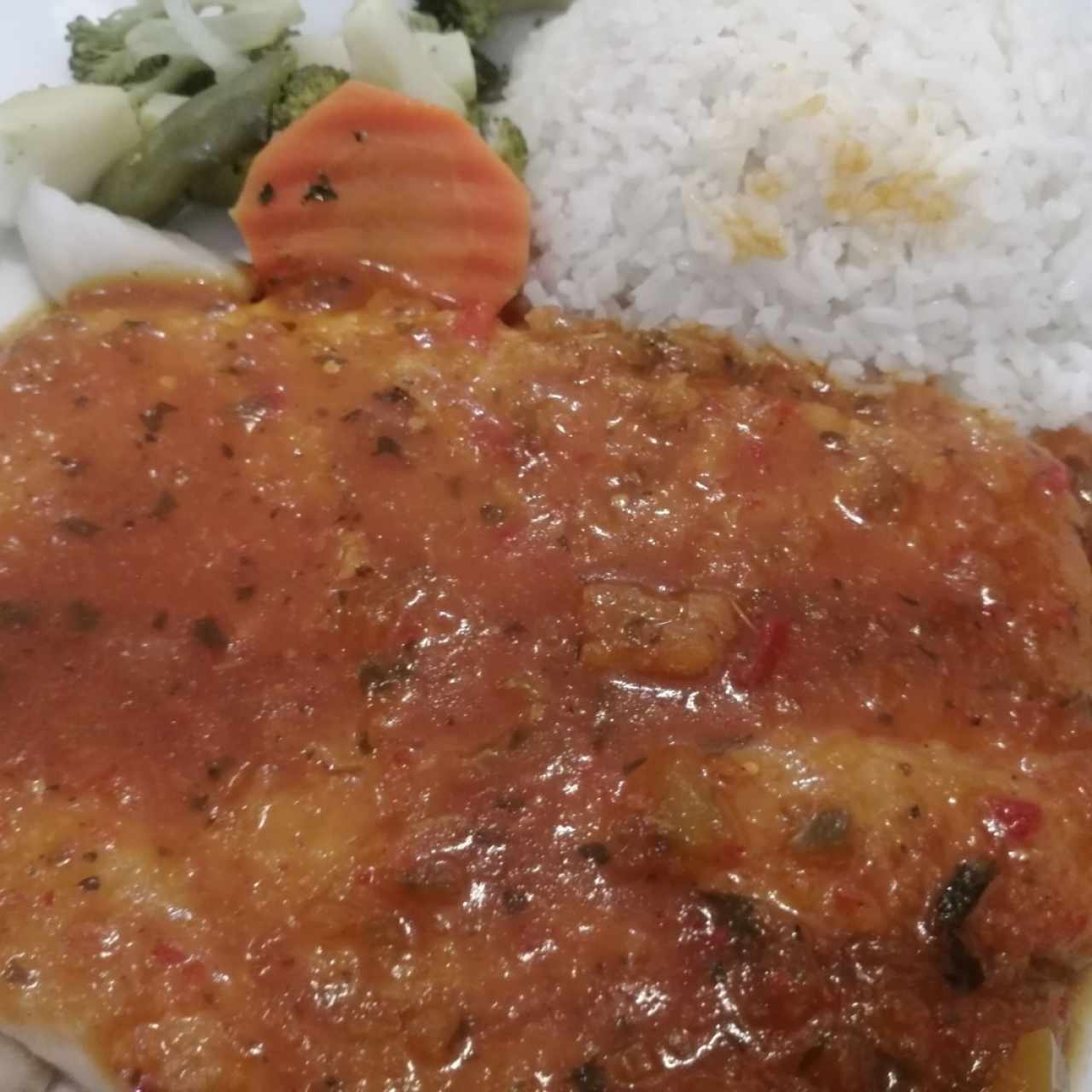 Corvina al picante con arroz