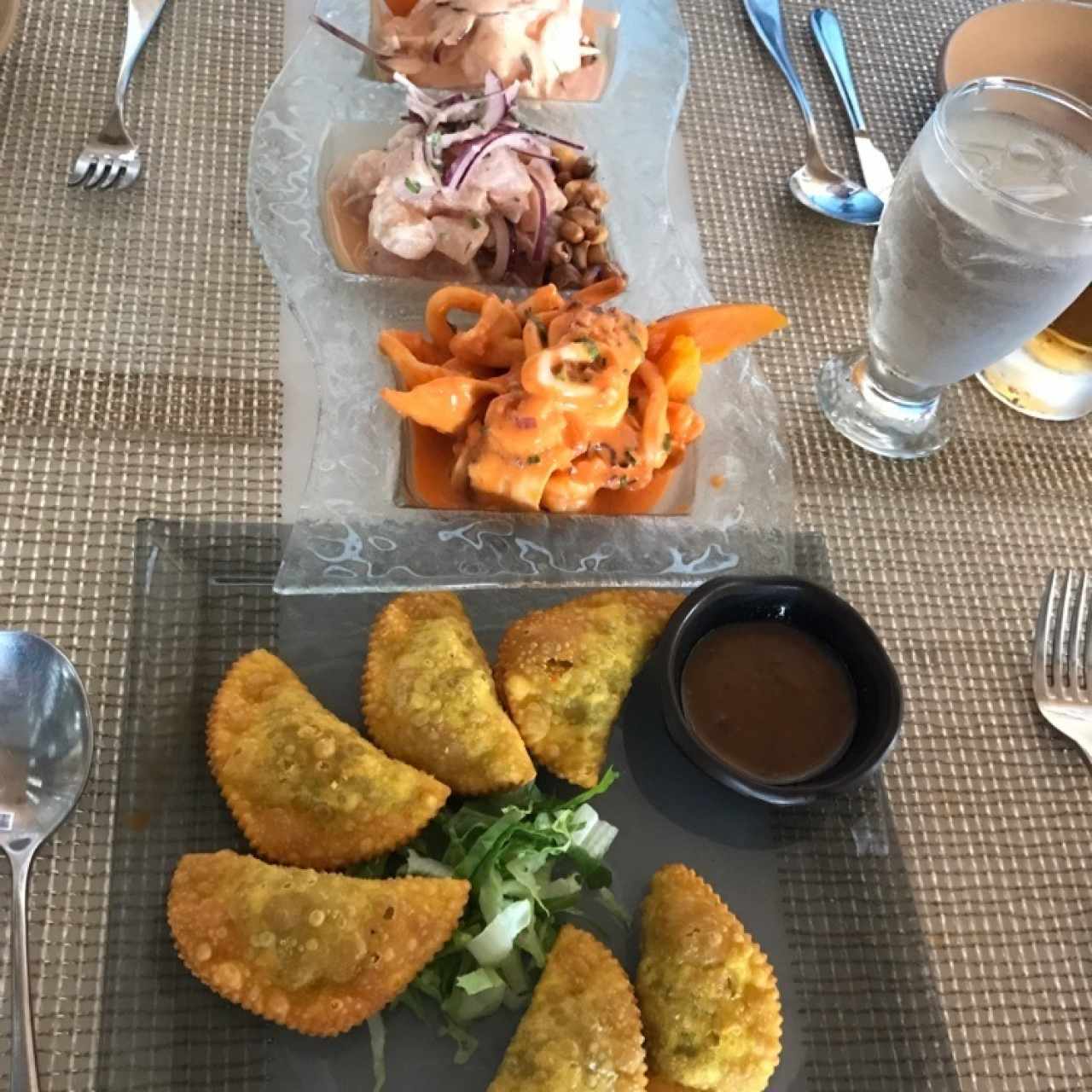 wonton de carne y trio de cebiches