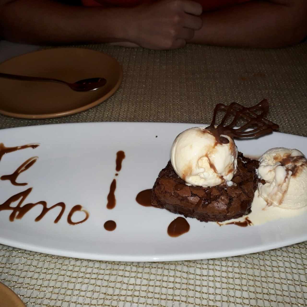 brownie con helado