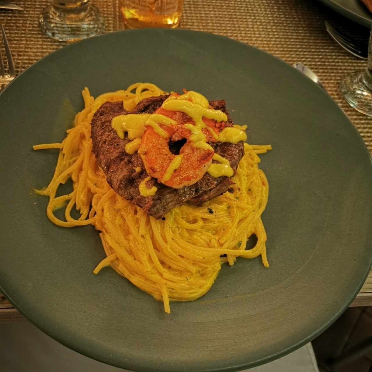 SPAGHETTI A LA HUANCAÍNA CON LOMO