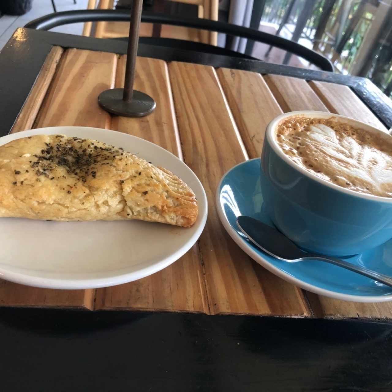 capuccino y empanada caprese