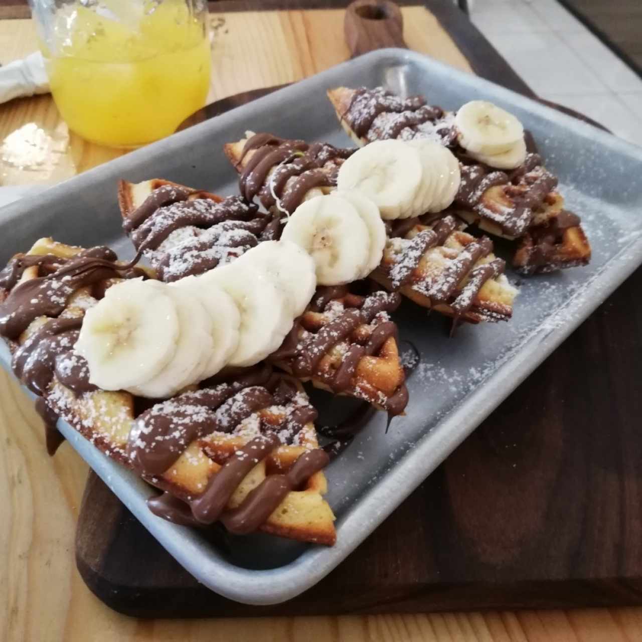 wafles con nutella y bananos