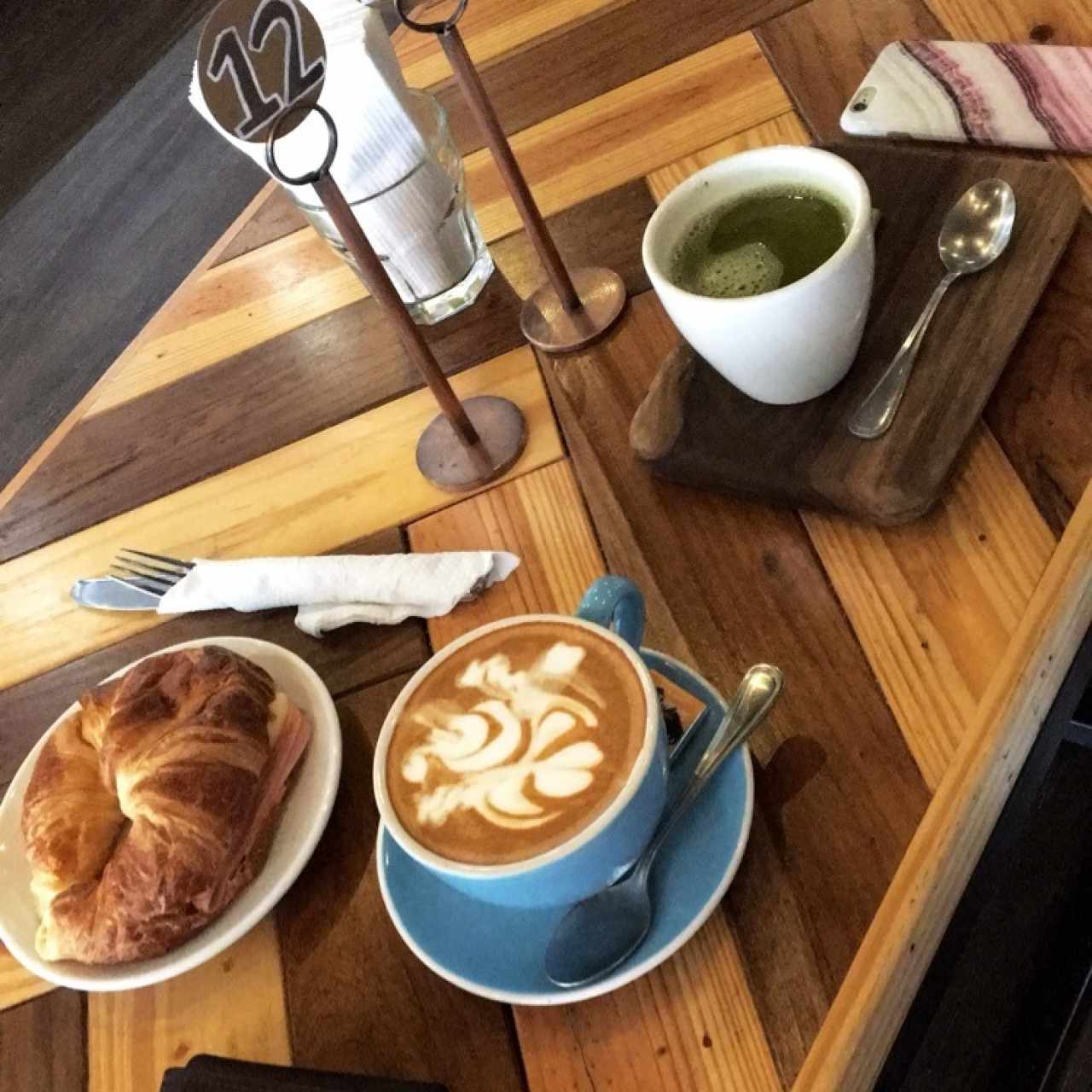 Latte - Croissant con jamon y queso - Té Macha. 