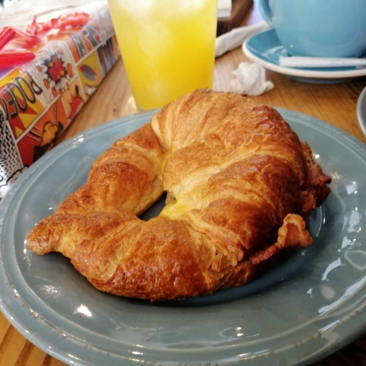 CROISSANT CON JAMÓN Y QUESO