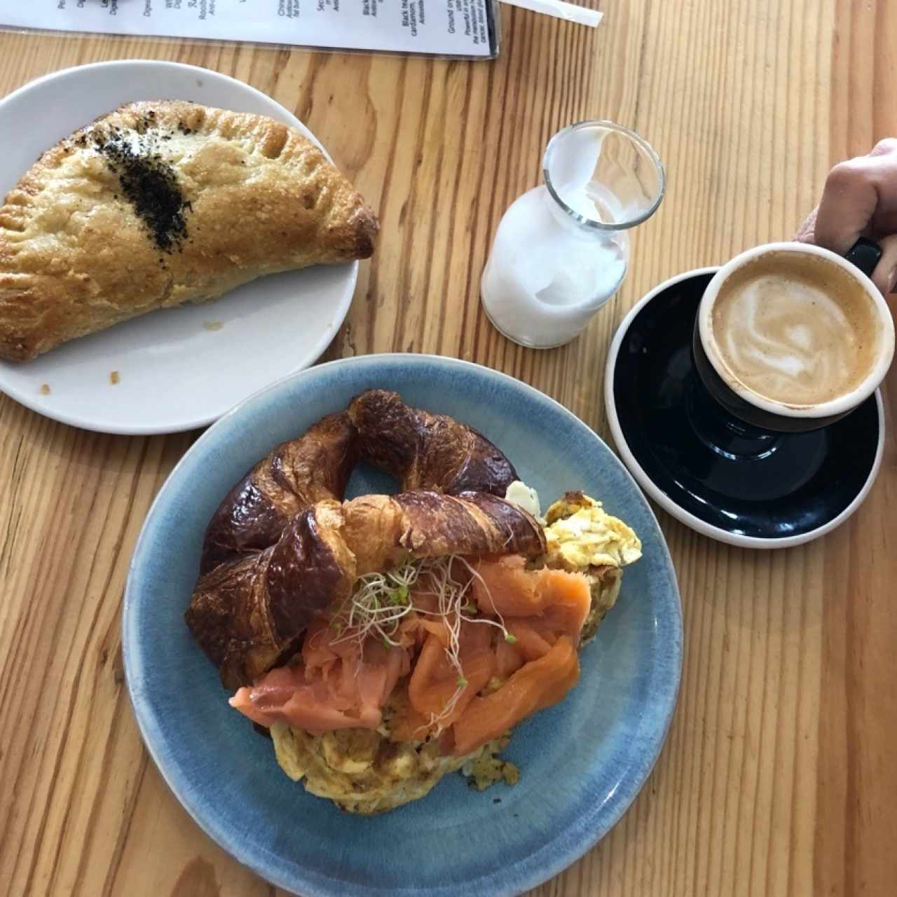 empanada capresa y croissant el criminal