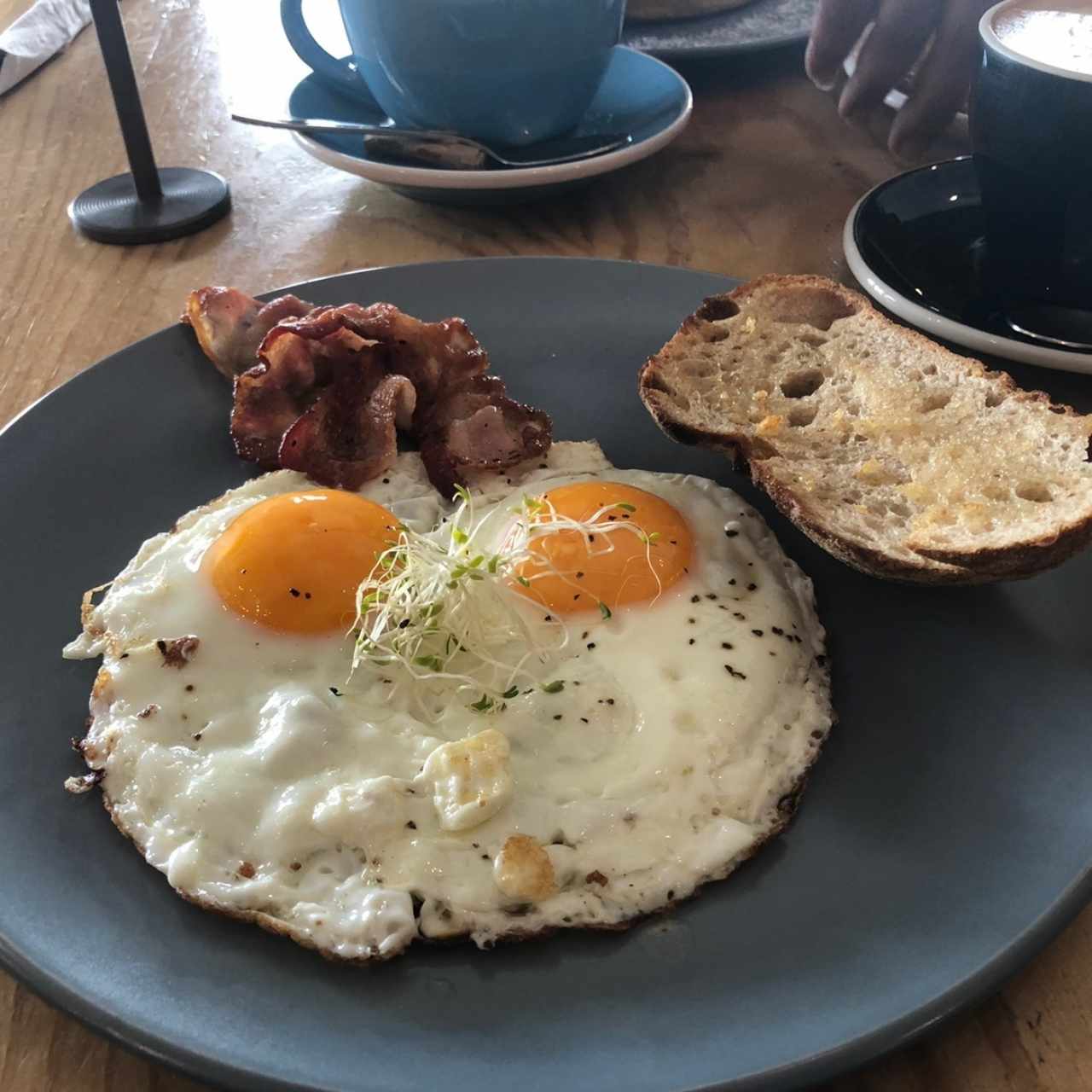 Huevos y tostada