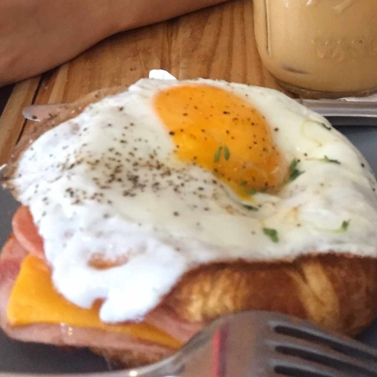 croissant con jamon, queso y huevo.