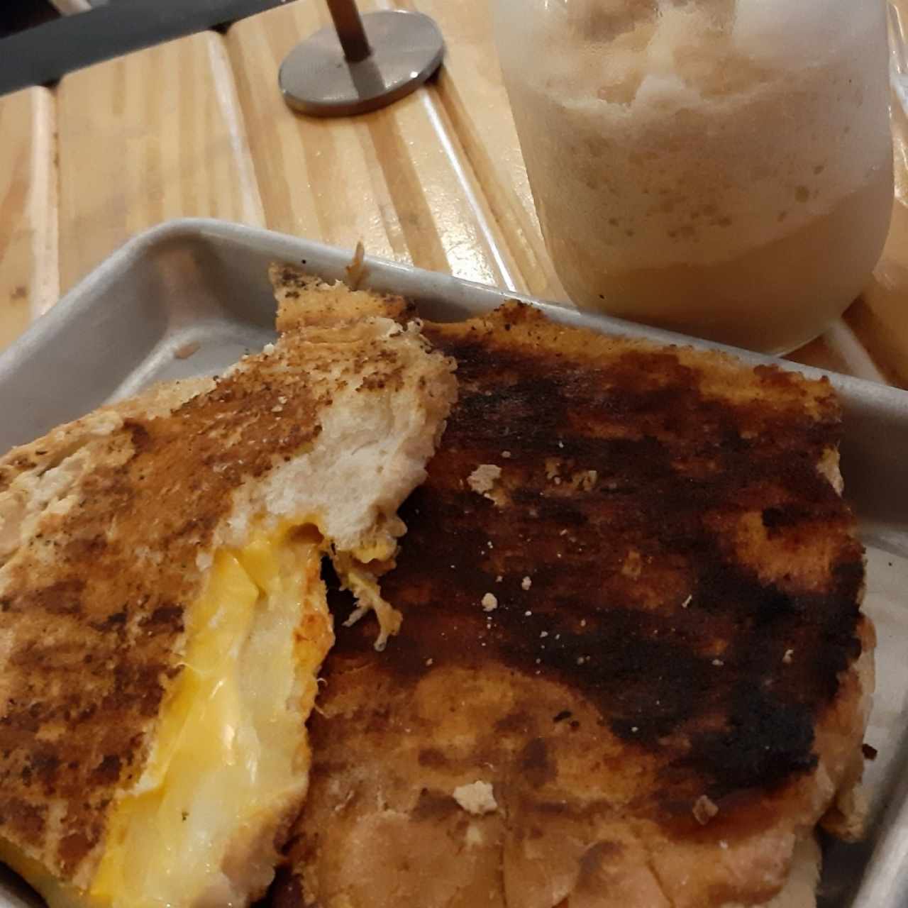 Derretido de queso y frappe de café 