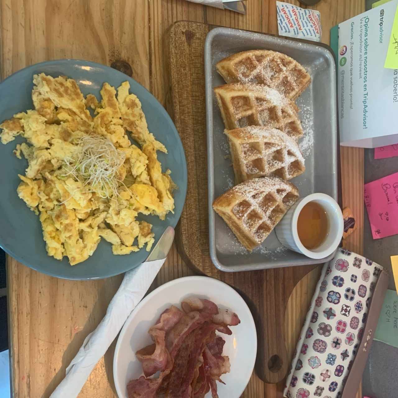 waffles y huevos revueltos con tocino 