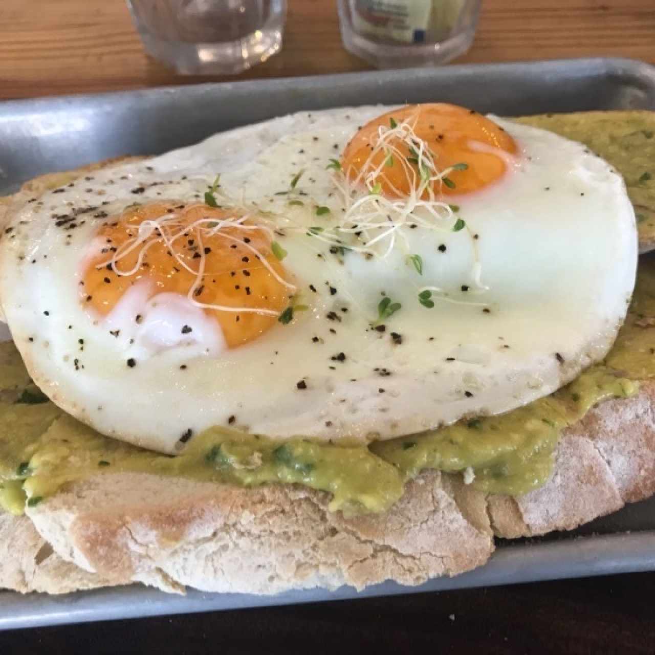 tostadas con guacamole y huevo