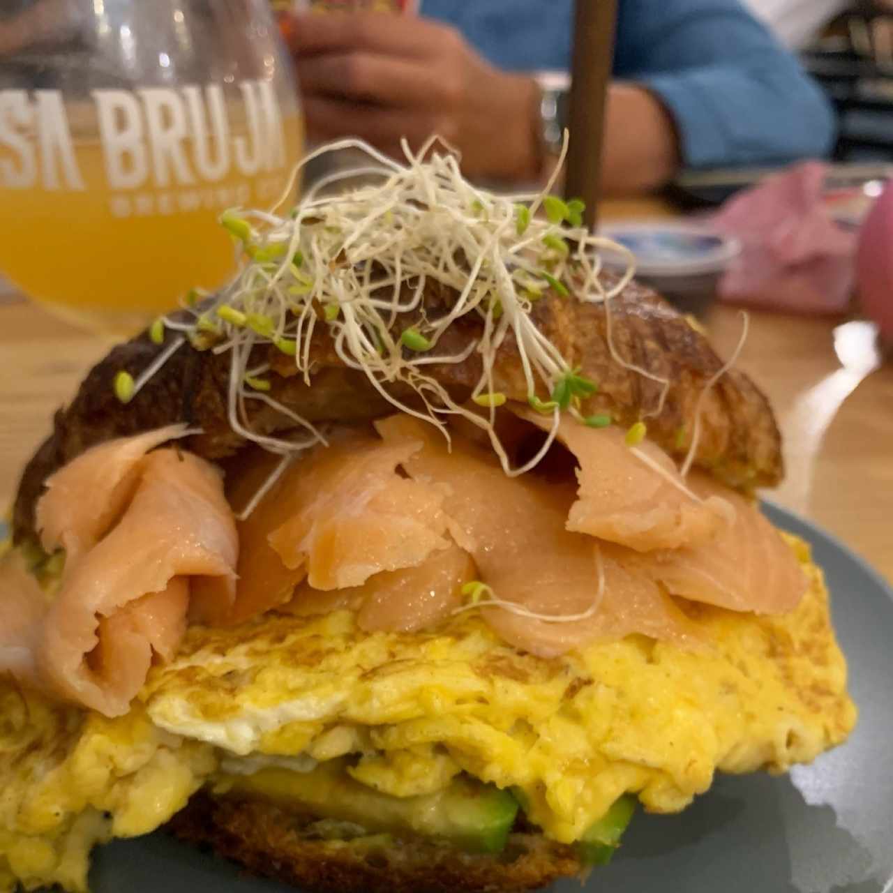 Emparedado de salmón ahumado y huevo en croissant