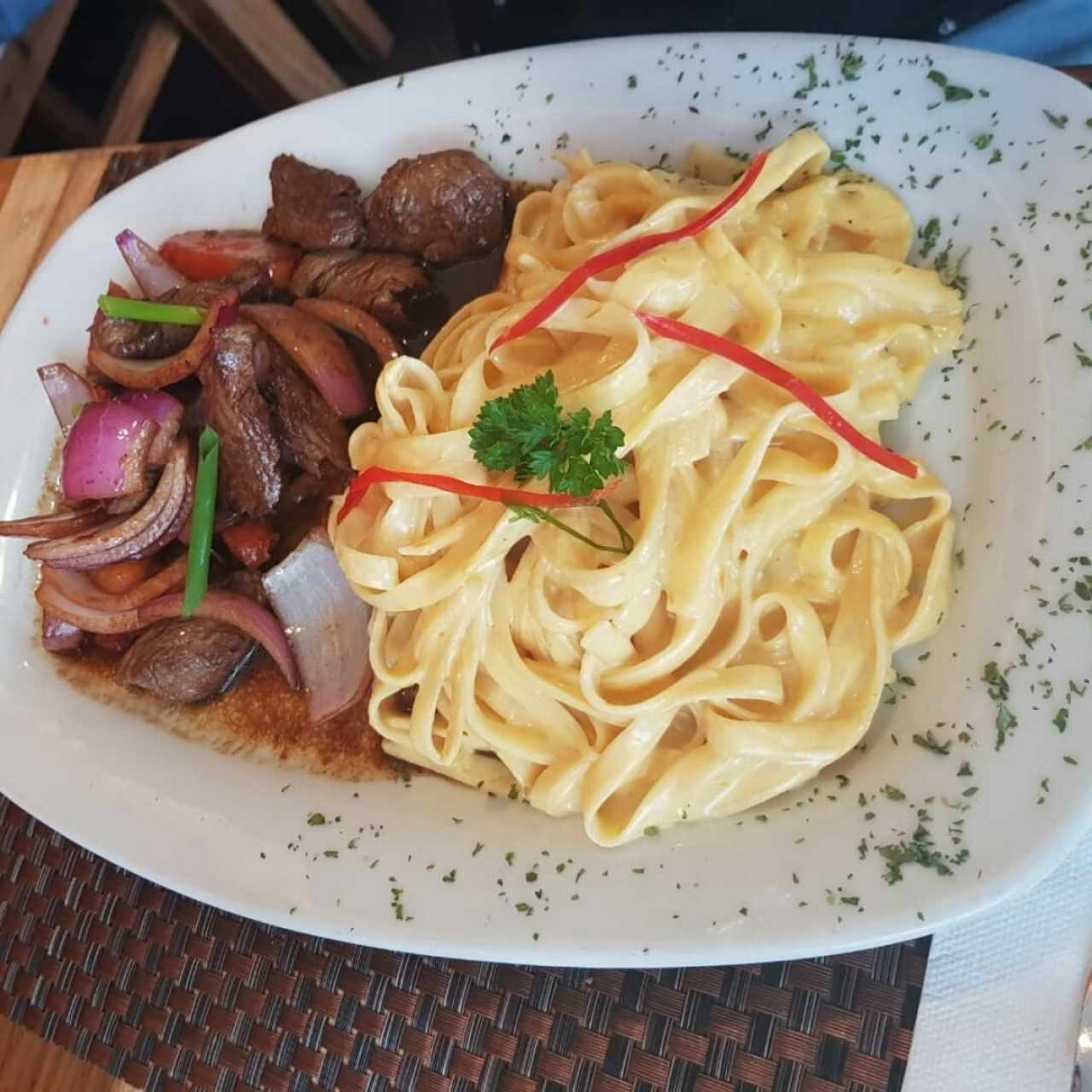 Fettuccini con Huancaina y Lomo Salteado