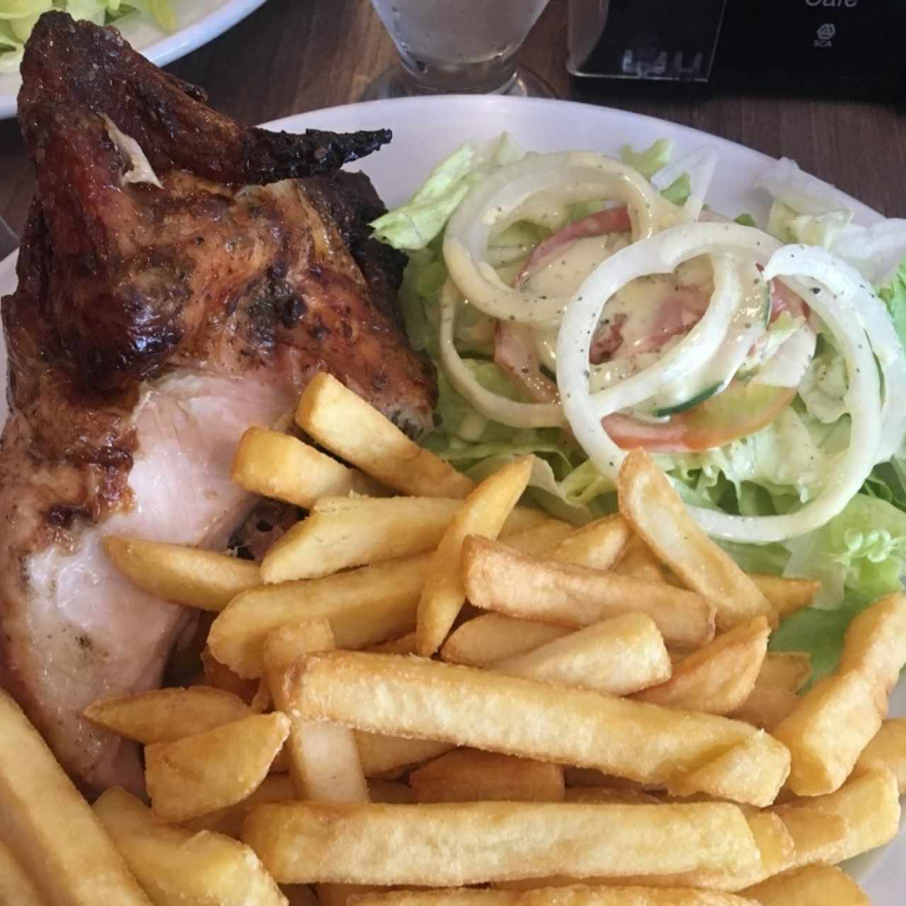 Cuarto de pollo con papas y ensalada de la casa