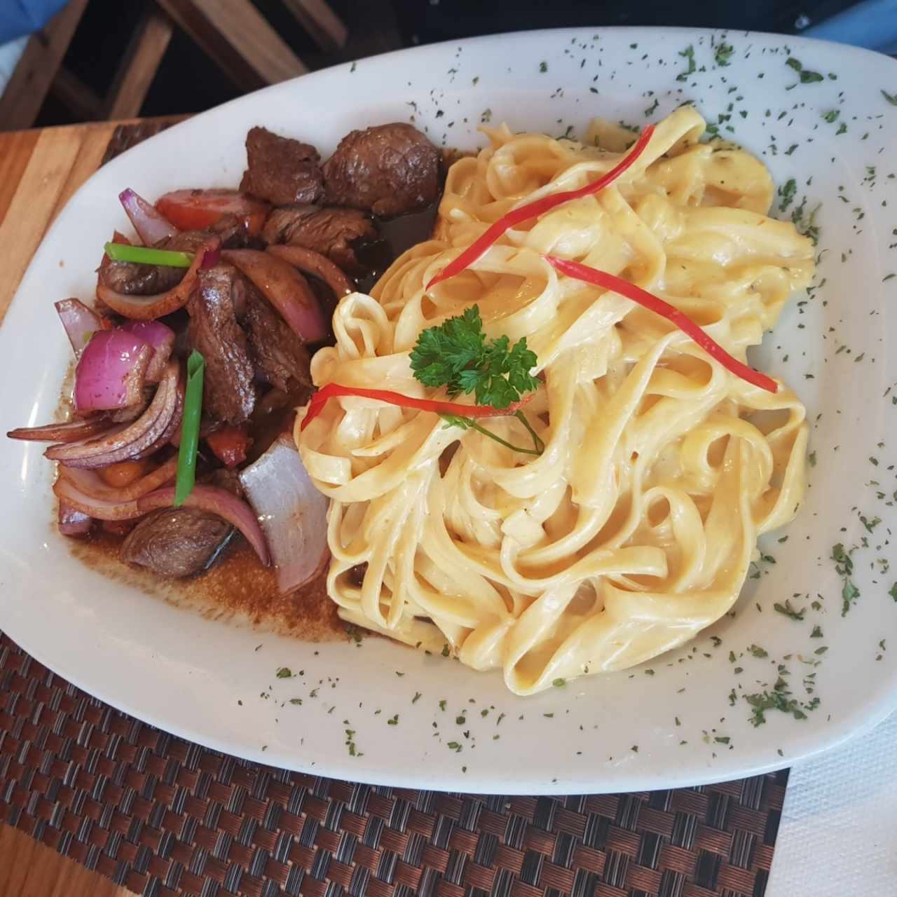 fetuchinni con huancaina y lomo saltado 