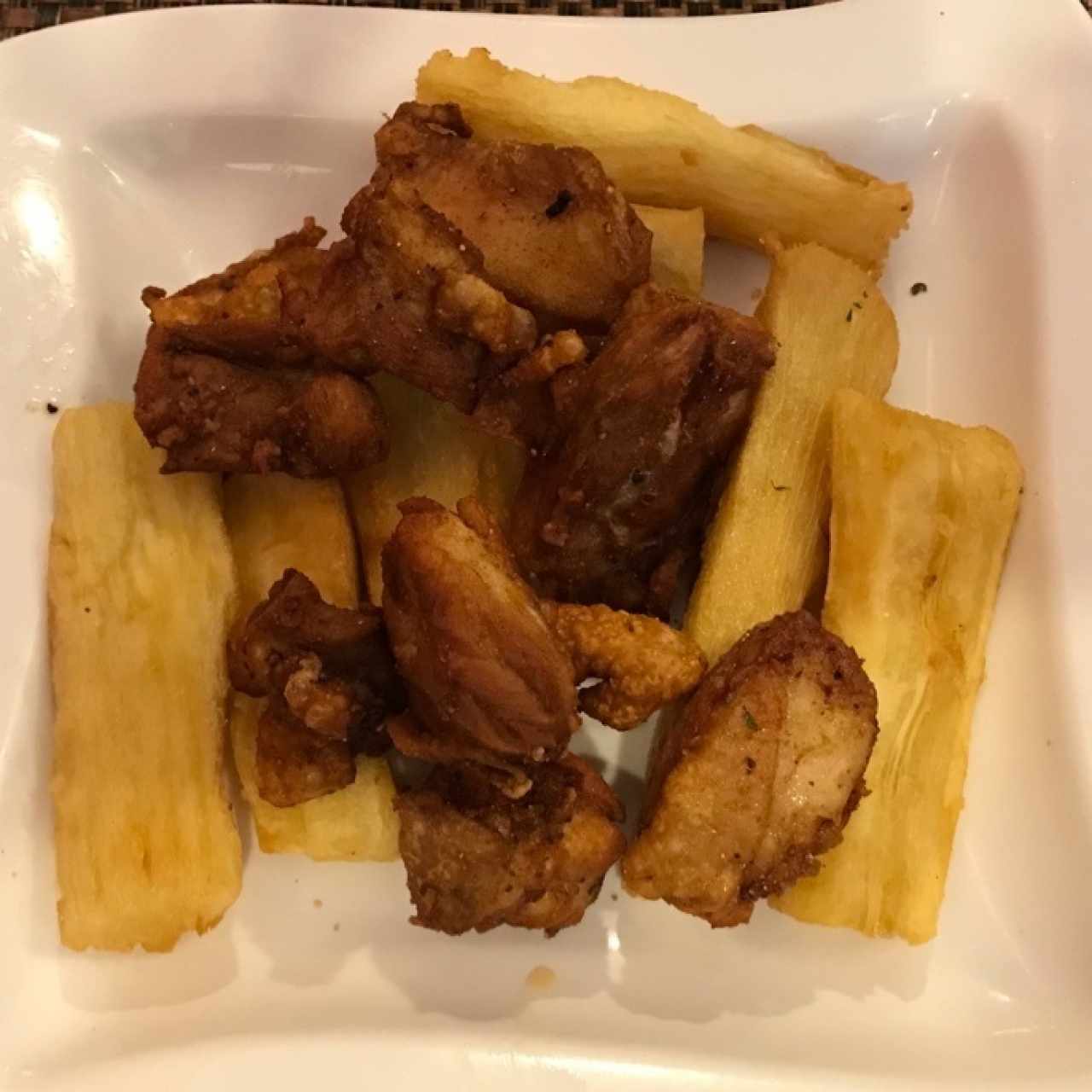 Chicharrón de Pollo con Yuca Frita