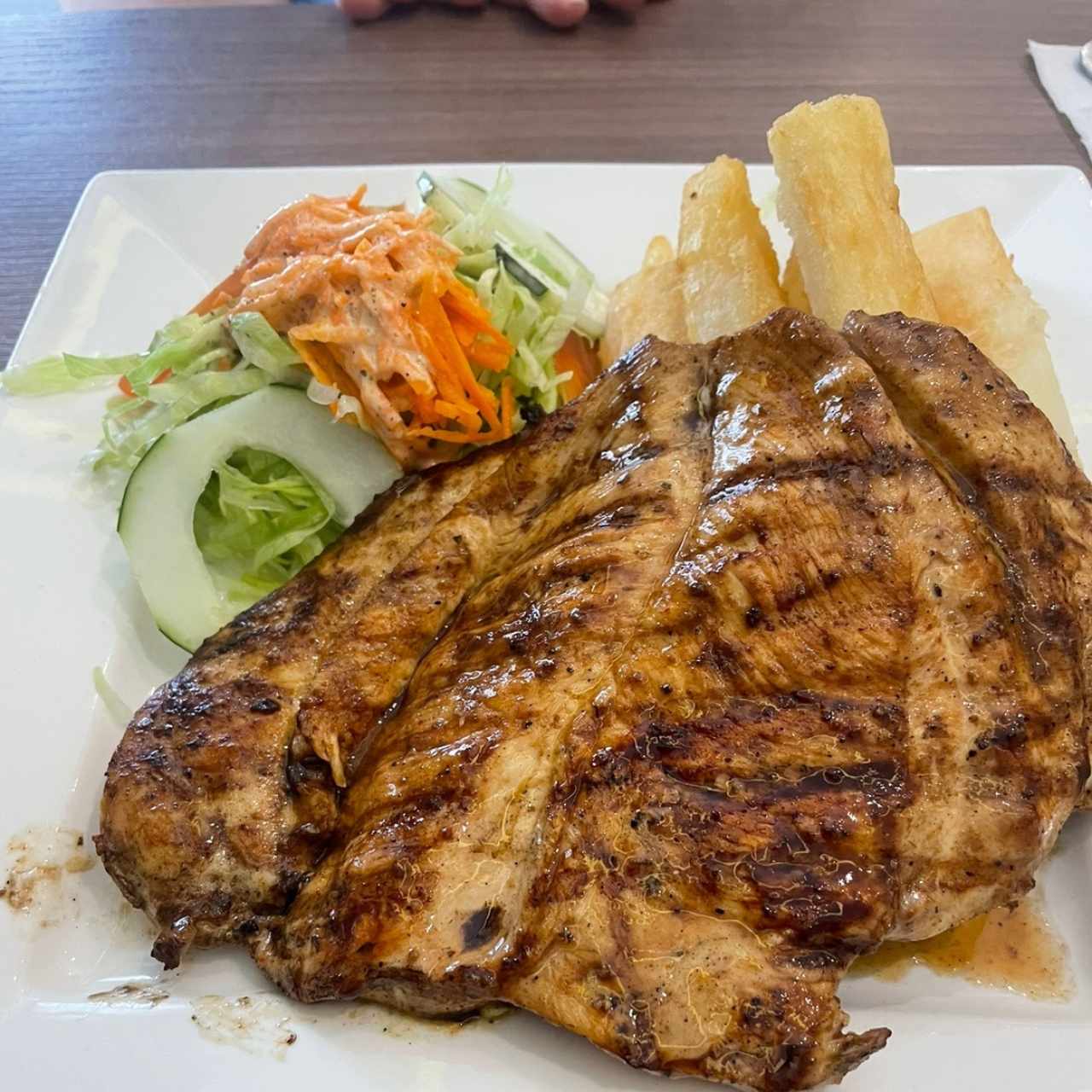 Pechuga a la Plancha con Yuca Frita y Ensalada