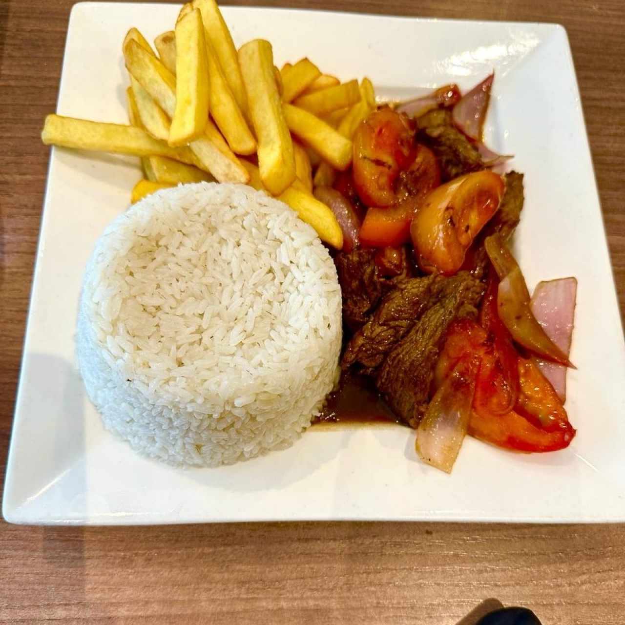 Lomo Saltado con Arroz y Papas Fritas 